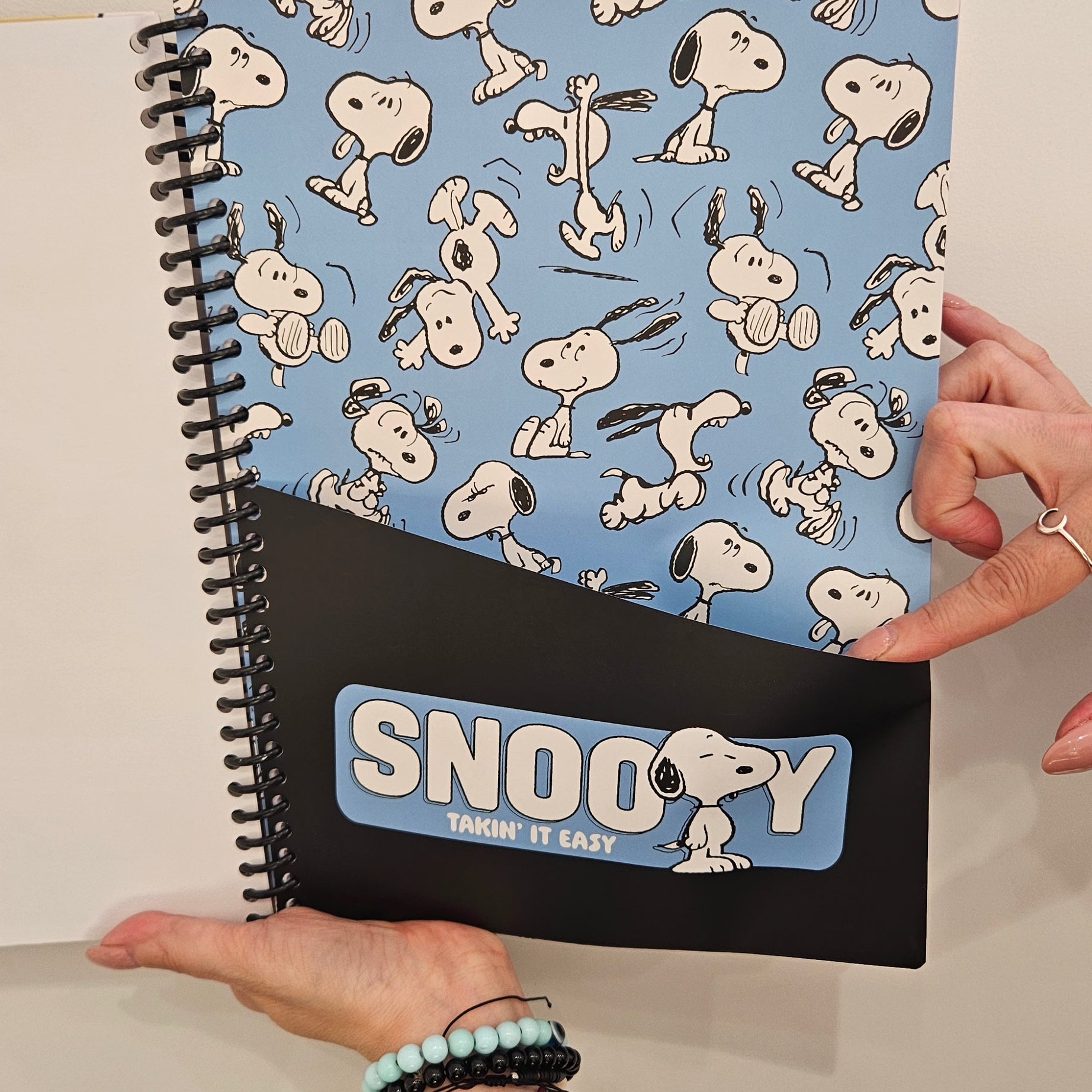 Caderno A4 Snoopy Quadriculado em Espiral com Folha de Autocolantes e Envelope