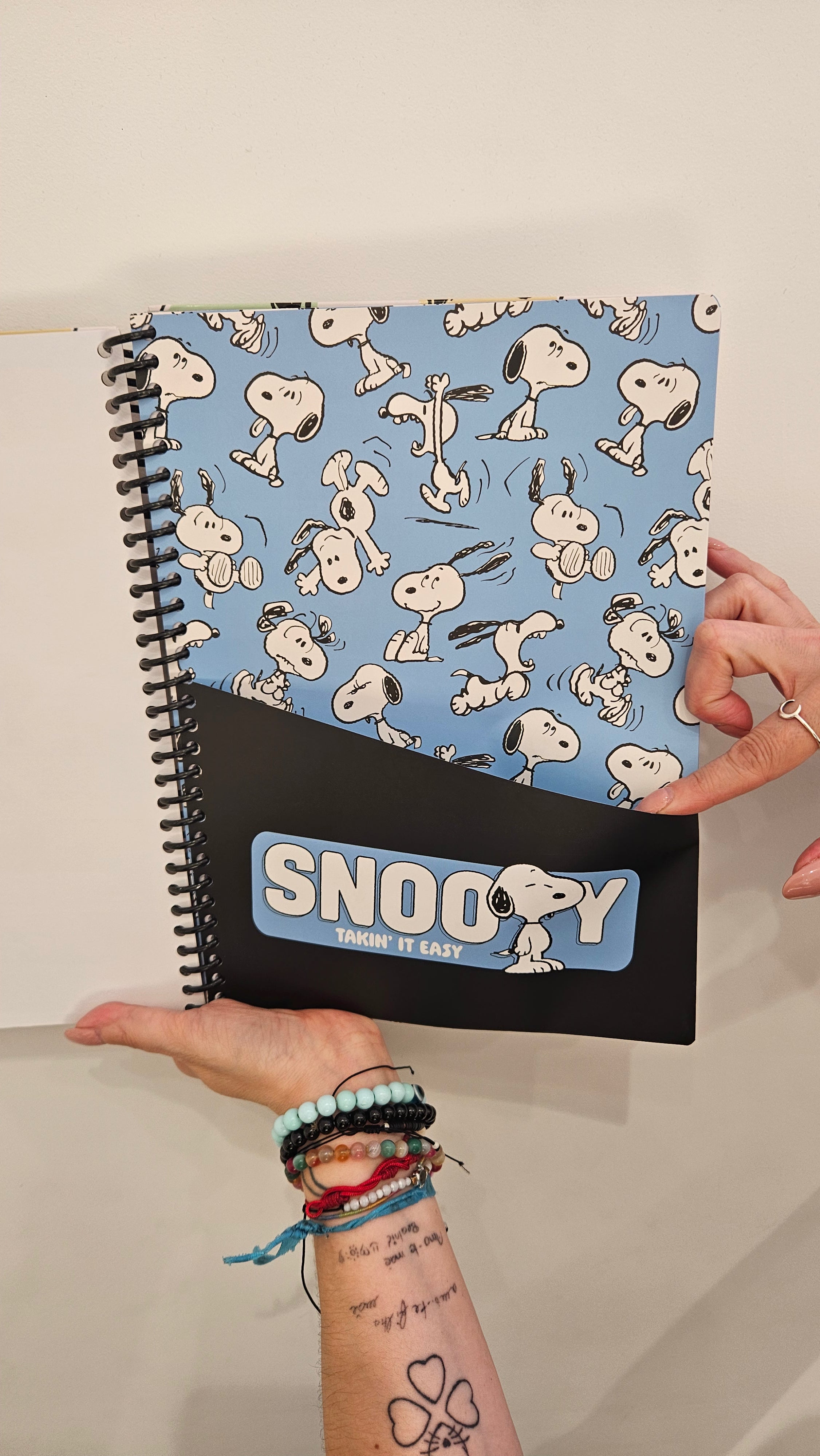 Caderno A4 Snoopy Quadriculado em Espiral com Folha de Autocolantes e Envelope