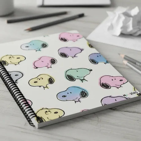 Caderno A4 Snoopy Quadriculado em Espiral com Folha de Autocolantes e Envelope
